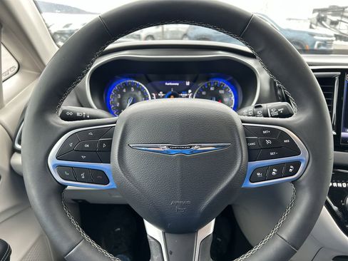 Used 2024 Chrysler Pacifica Touring-L image 24