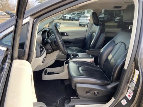 Used 2023 Chrysler Pacifica Touring-L image 33