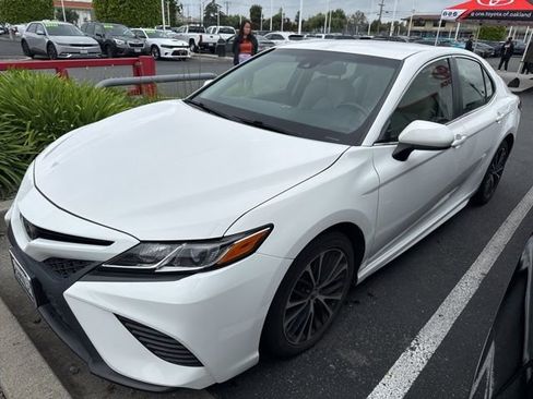 Used 2018 Toyota Camry SE FWD image 1