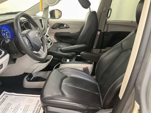 Used 2023 Chrysler Pacifica Touring-L image 3