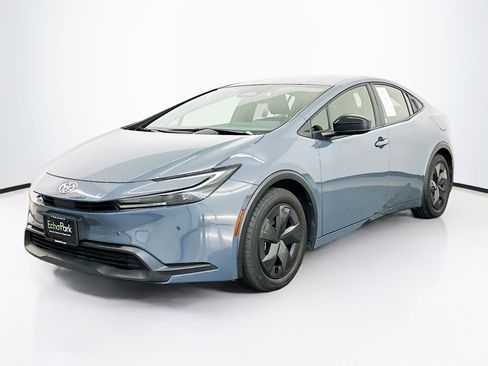 Used 2024 Toyota Prius LE image 3