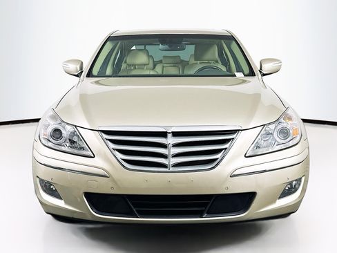 Used 2010 Hyundai Genesis 3.8 w/ Technology Pkg 4 RWD image 2