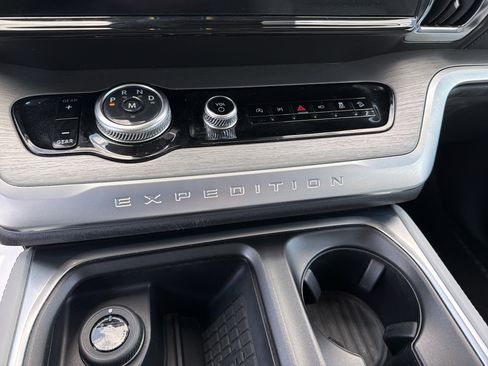 Used 2025 Ford Expedition Platinum w/ Driver's Package AWD/4WD image 18