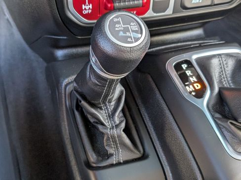 Used 2025 Jeep Wrangler Willys image 30