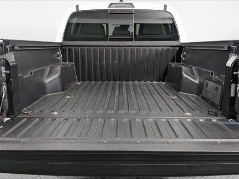Used 2022 Toyota Tacoma SR5 RWD image 17