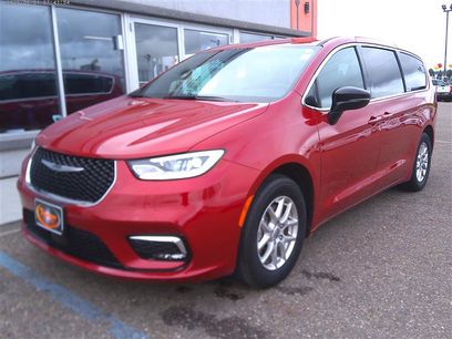 Used 2025 Chrysler Pacifica Select