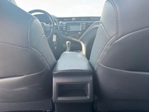 Used 2018 Toyota Camry SE image 19