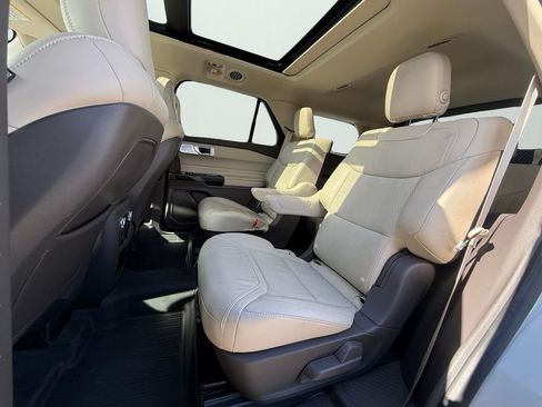 Used 2020 Ford Explorer Platinum w/ Premium Technology Package image 16