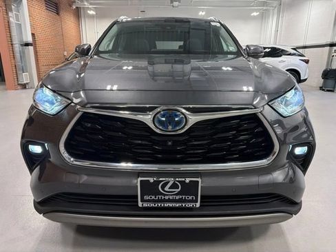 Used 2023 Toyota Highlander Platinum AWD/4WD image 2