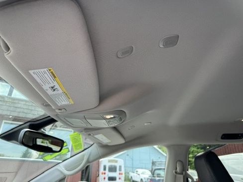 Used 2024 Chrysler Pacifica Touring-L FWD image 12
