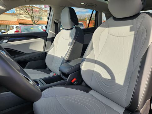 Certified 2025 Volkswagen Tiguan SE w/ Panoramic Sunroof Package image 7