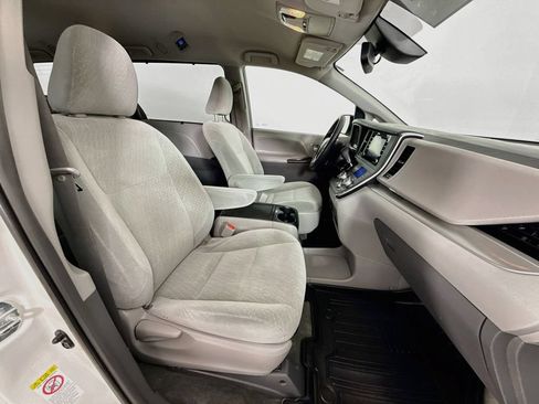 Certified 2018 Toyota Sienna LE FWD image 29