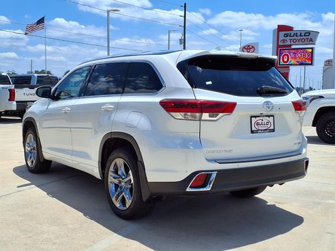 Used 2018 Toyota Highlander Limited Platinum FWD image 2