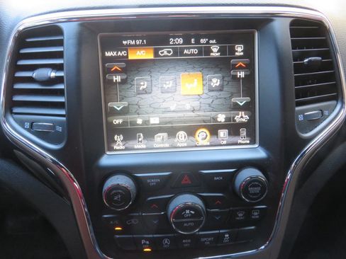 Used 2017 Jeep Grand Cherokee Laredo AWD/4WD image 18