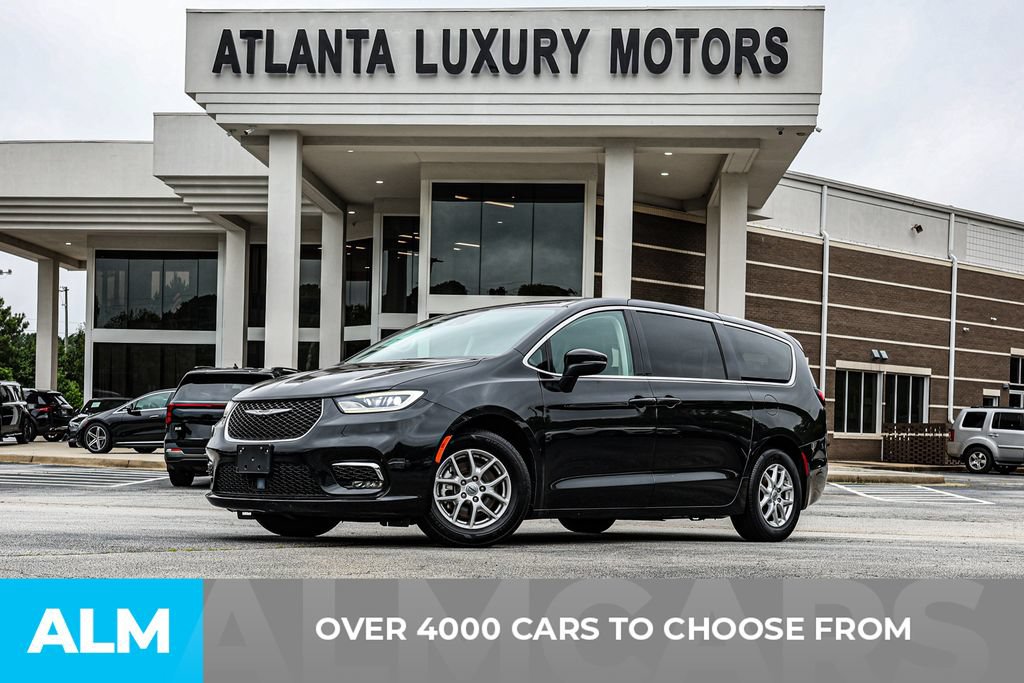 Used 2023 Chrysler Pacifica Touring-L FWD image 2