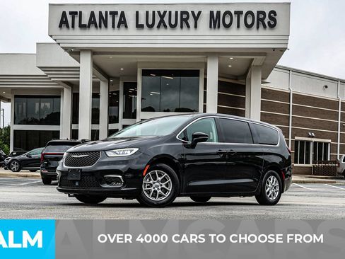 Used 2023 Chrysler Pacifica Touring-L FWD image 2