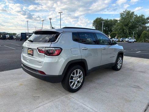 Used 2024 Jeep Compass Latitude AWD/4WD image 8