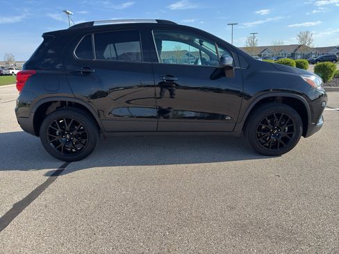 Used 2022 Chevrolet Trax LT w/ Midnight Edition AWD/4WD image 5