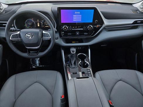 Certified 2026 Toyota Highlander Limited AWD/4WD image 14