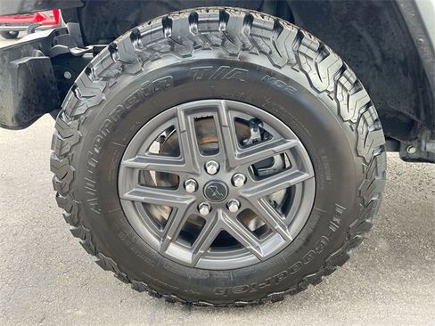 Used 2024 Jeep Gladiator Sport image 31