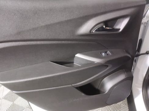 Used 2024 Chevrolet Trax RS w/ Sunroof Package image 16