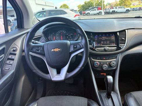 Used 2021 Chevrolet Trax LT w/ LT Convenience Package FWD image 12