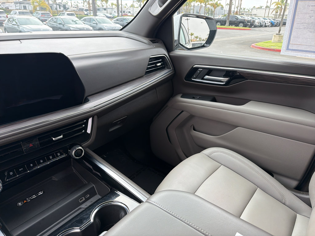 Used 2025 Chevrolet Suburban LT AWD/4WD image 11