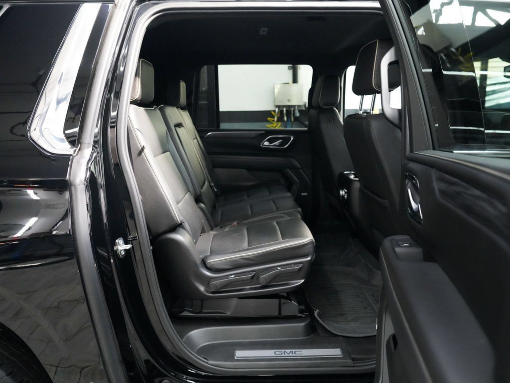 Used 2024 GMC Yukon XL SLT w/ SLT Luxury Package AWD/4WD image 33