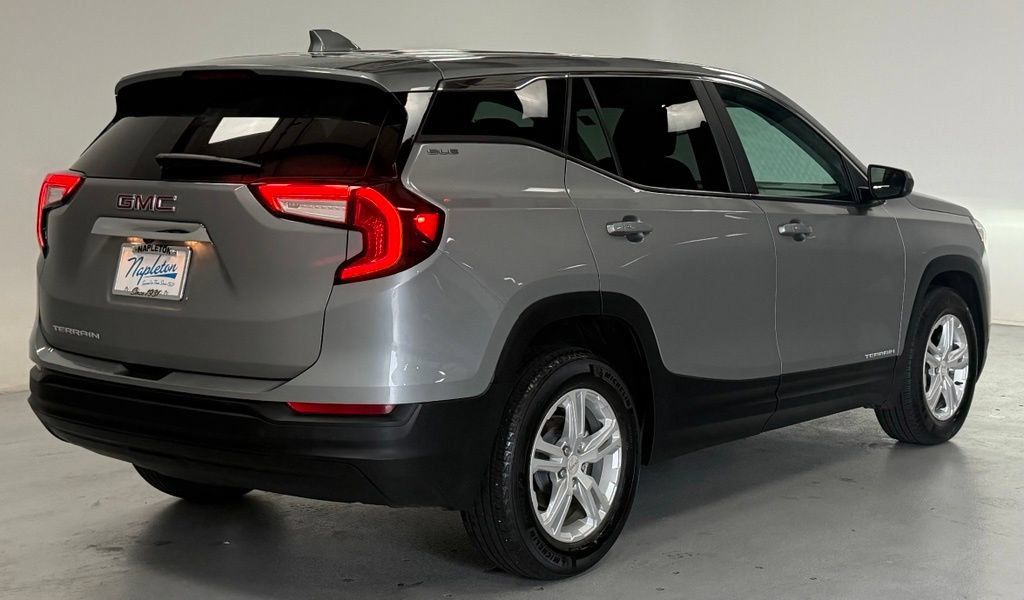 Used 2024 GMC Terrain SLE FWD image 3