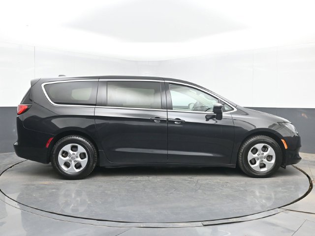 Used 2017 Chrysler Pacifica LX w/ Tire & Wheel Group FWD image 15