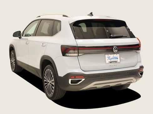 Used 2025 Volkswagen Taos SE image 8