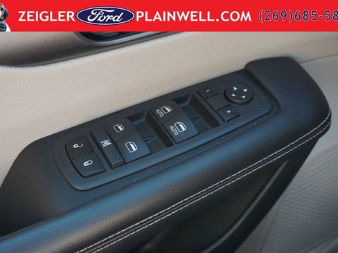Used 2024 Chrysler Pacifica Touring-L FWD image 32