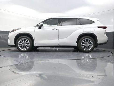 Certified 2025 Toyota Highlander Limited AWD/4WD image 35