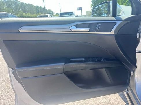 Used 2018 Ford Fusion SE w/ Fusion SE Technology Package FWD image 12