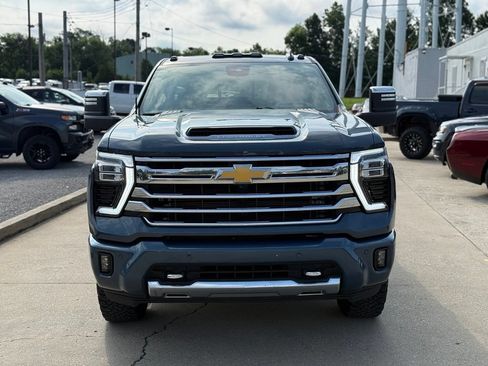 Used 2025 Chevrolet Silverado 2500 High Country w/ High Country Premium Package AWD/4WD image 3