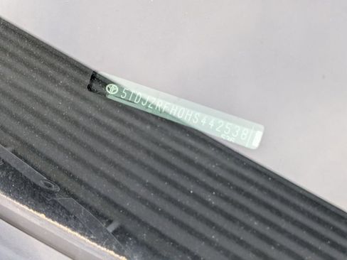 Used 2017 Toyota Highlander SE w/ Carpet Mat Package image 14