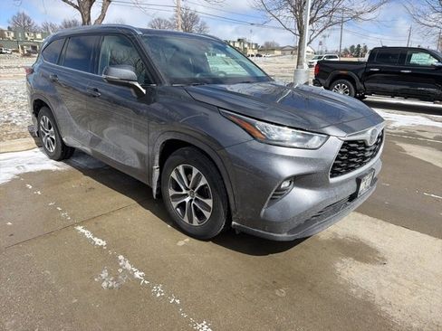Used 2020 Toyota Highlander XLE image 1