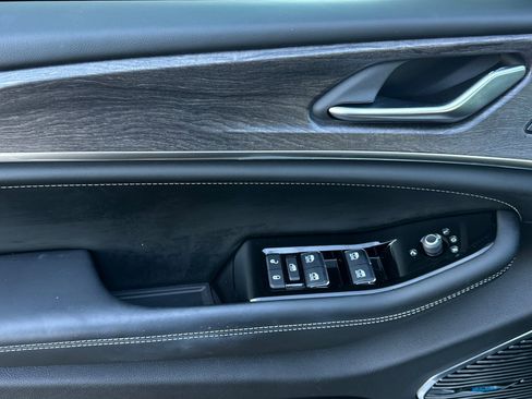 Used 2022 Jeep Grand Cherokee L Overland w/ Advanced Protech Group III image 11