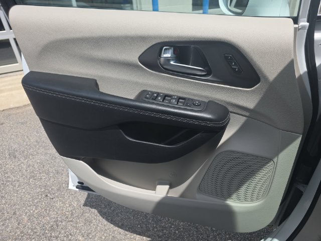 Used 2022 Chrysler Pacifica Touring-L FWD image 28