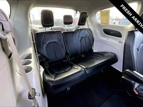 Used 2024 Chrysler Pacifica Touring-L image 25
