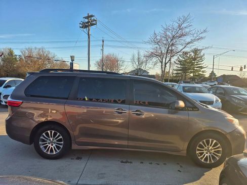 Used 2019 Toyota Sienna XLE image 4