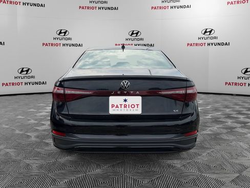 Used 2025 Volkswagen Jetta SE FWD image 4
