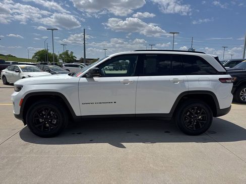 Used 2025 Jeep Grand Cherokee Altitude AWD/4WD image 23