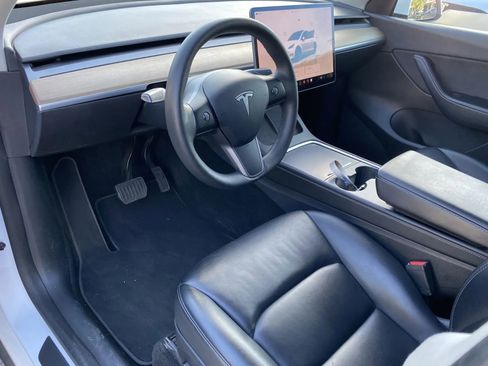 Used 2022 Tesla Model Y Long Range image 10