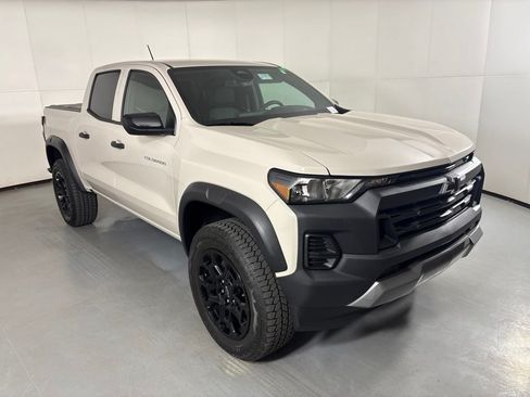 Used 2026 Chevrolet Colorado Trail Boss AWD/4WD image 2