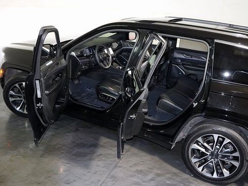 Used 2022 Jeep Grand Cherokee Overland w/ Luxury Tech Group IV image 5