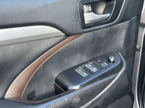 Used 2018 Toyota Highlander XLE image 14