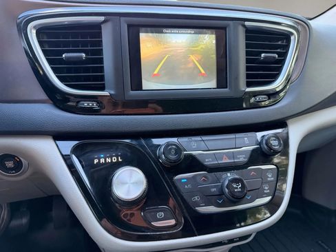 Used 2020 Chrysler Voyager Lxi FWD image 20