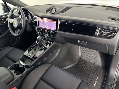 Certified 2025 Porsche Macan image 31