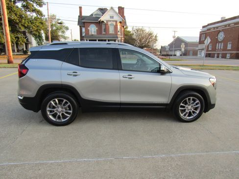 Used 2024 GMC Terrain SLT image 2